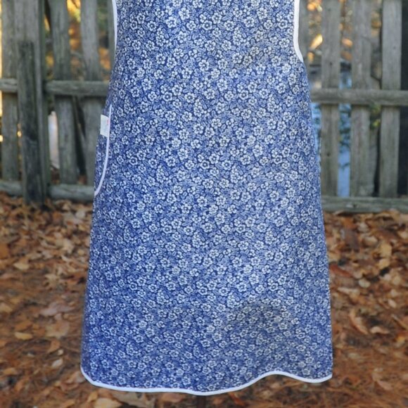 Vintage Navy Blue & White Floral Cotton Bib Apron "H" Back NWOT Paper Label - Picture 3 of 8